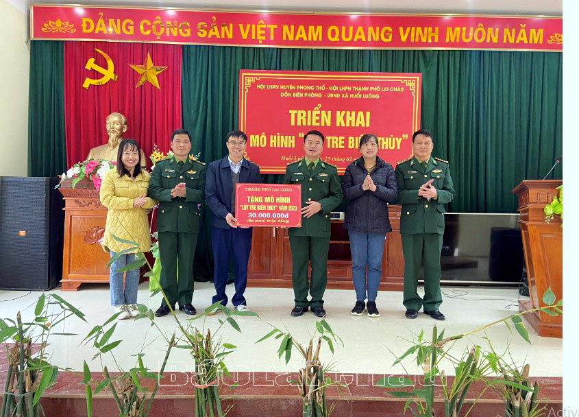 Lãnh đạo Bộ Chỉ huy Bộ đội biên phòng tỉnh, thành phố Lai Châu trao số tiền hỗ trợ 30 triệu đồng triển khai mô hình “Lũy tre biên thùy” cho Đồn Biên phòng Huổi Luông.  